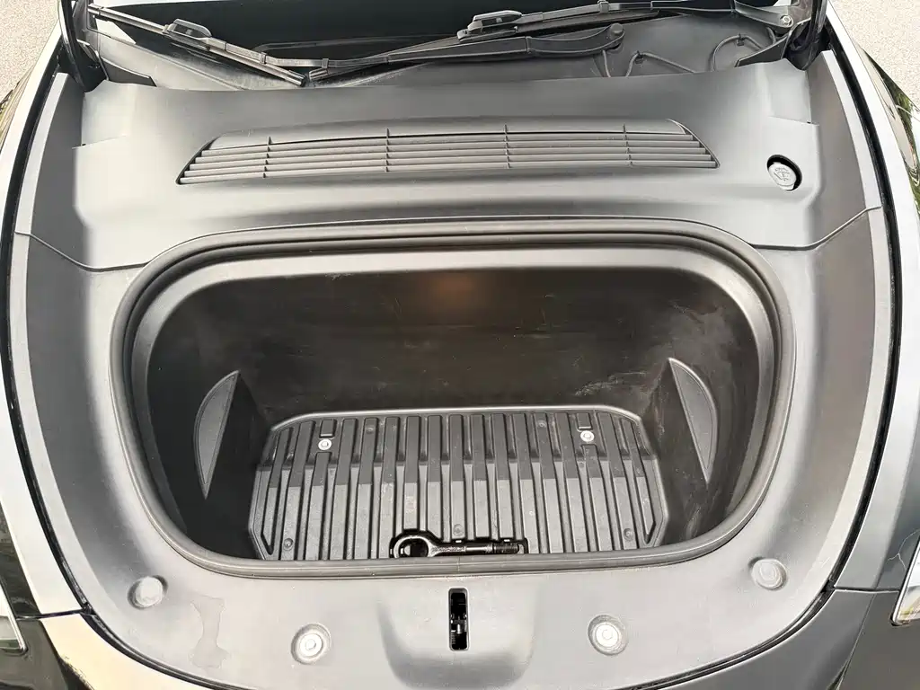 Tesla Model Y — миниатюра 10