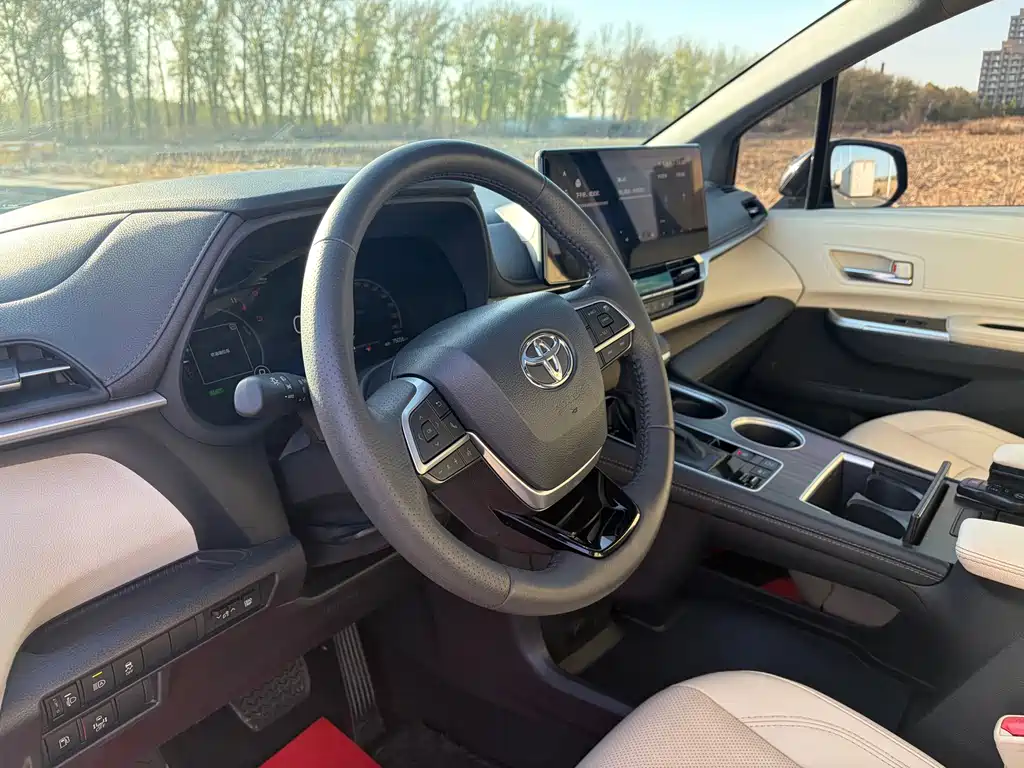 Toyota Sienna — миниатюра 8