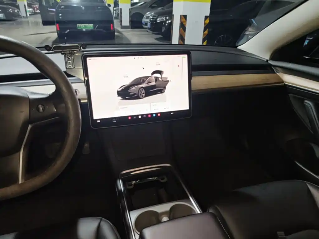 Tesla Model 3 — миниатюра 13