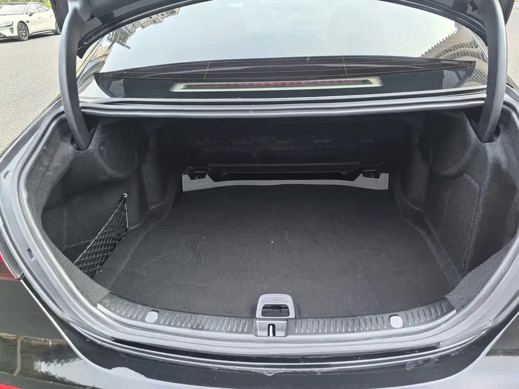 Mercedes-Benz E-Class — миниатюра 5