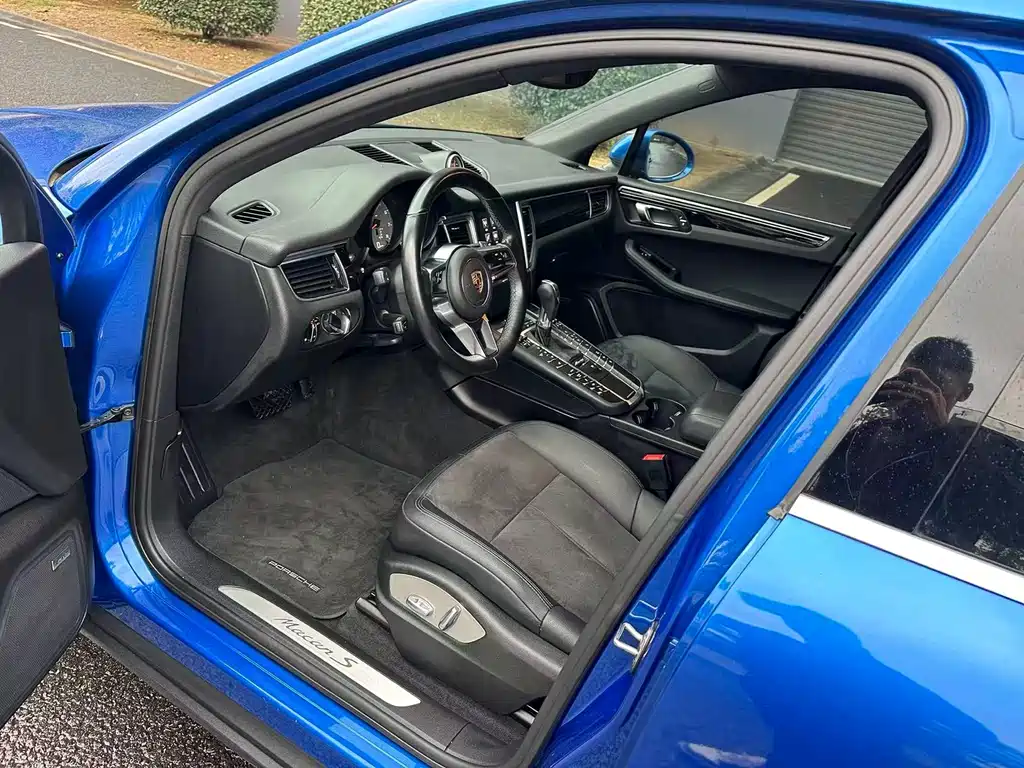 PORSCHE MACAN