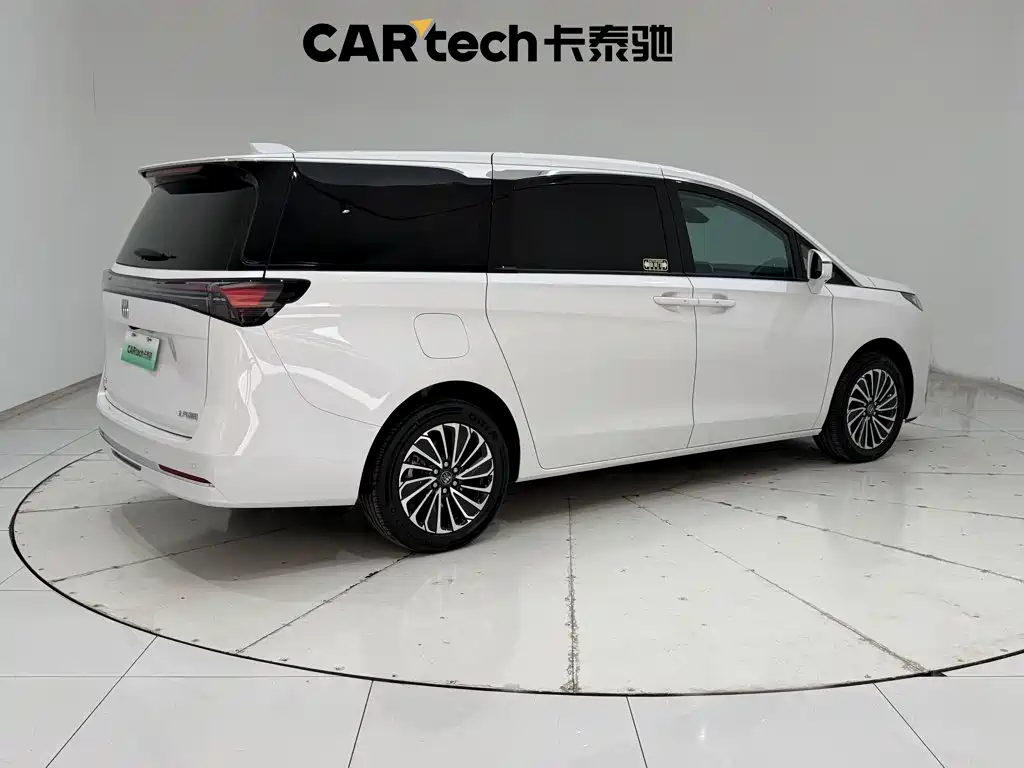 Buick GL8 Hybrid — миниатюра 5
