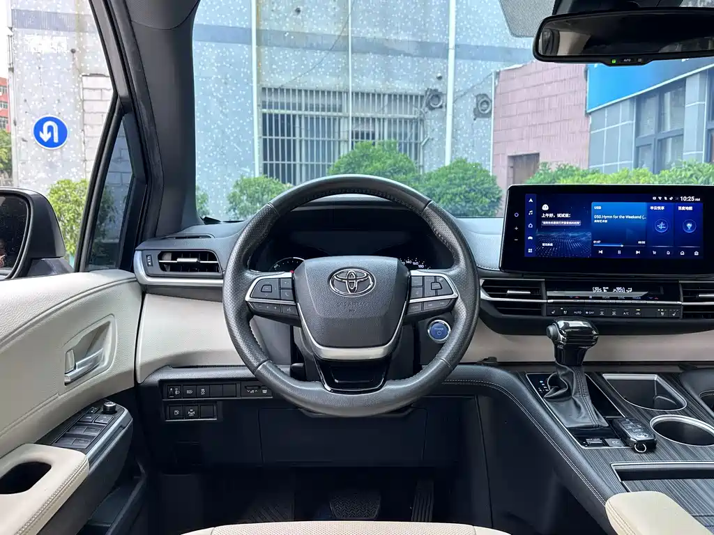 Toyota Sienna — миниатюра 4