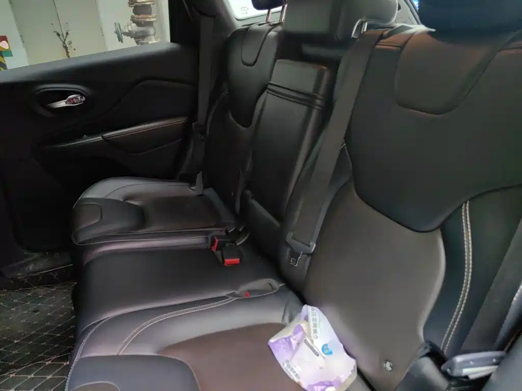 Jeep Cherokee — миниатюра 13