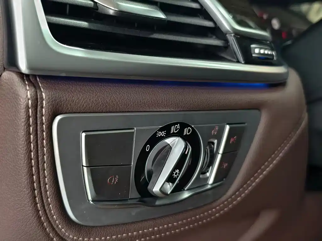 BMW 7 Series — миниатюра 13