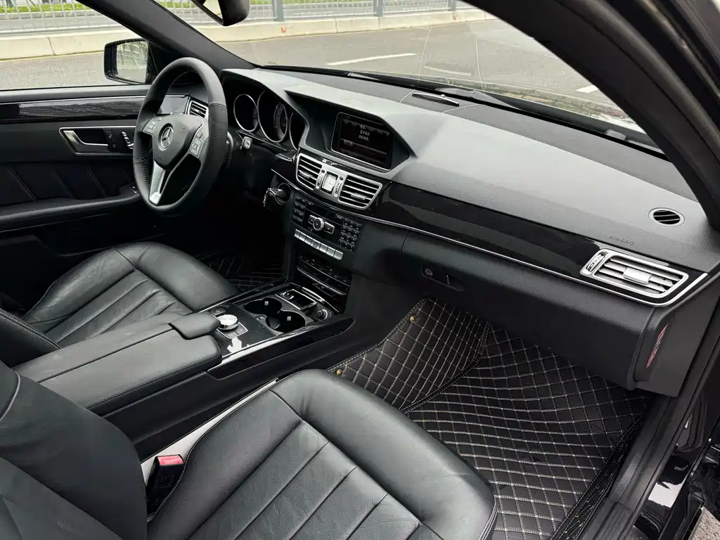 Mercedes-Benz E-Class — миниатюра 10