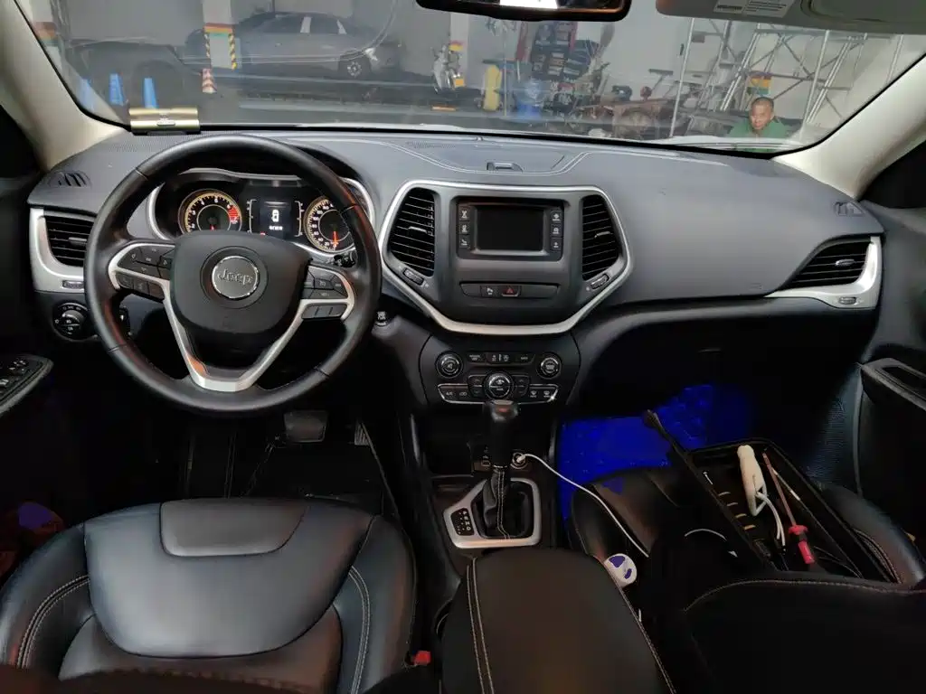 Jeep Cherokee — миниатюра 5