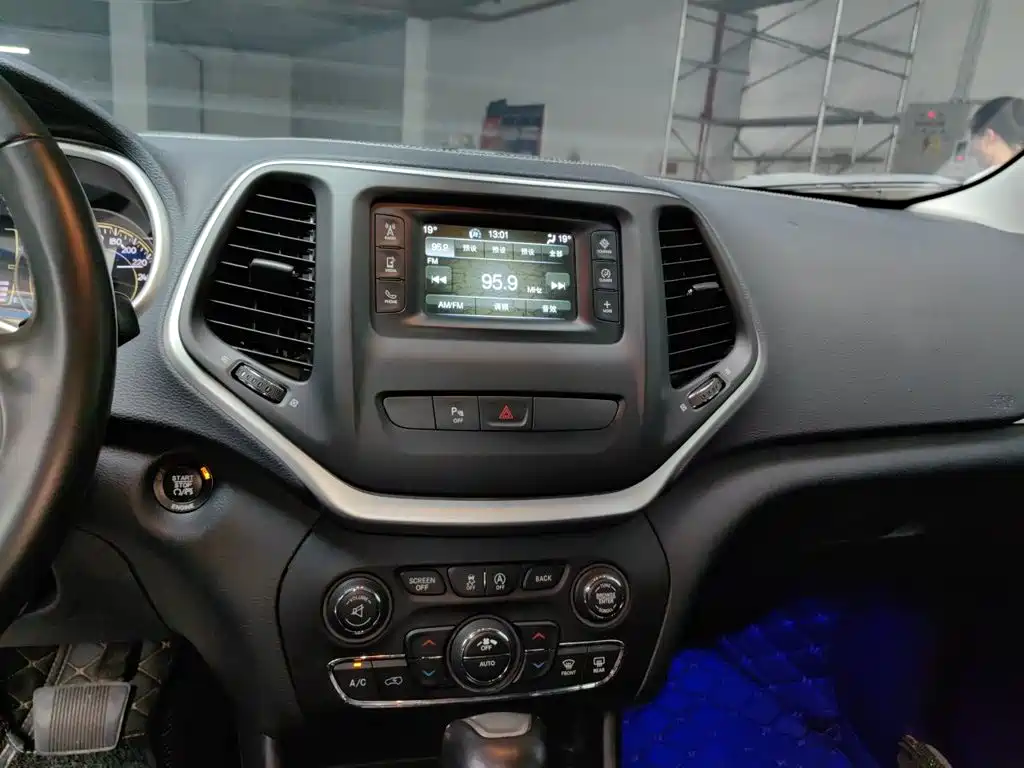 Jeep Cherokee — миниатюра 9