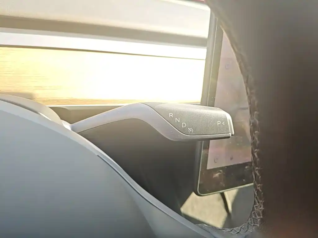 Tesla Model Y — миниатюра 14