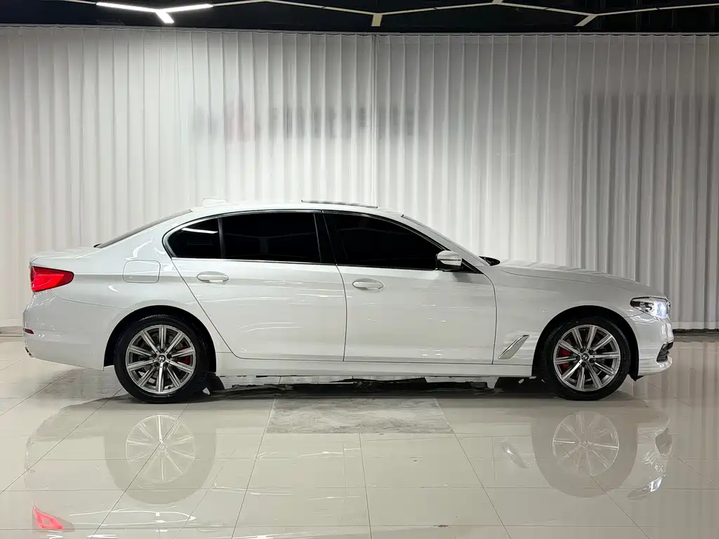 BMW 5 Series — миниатюра 4