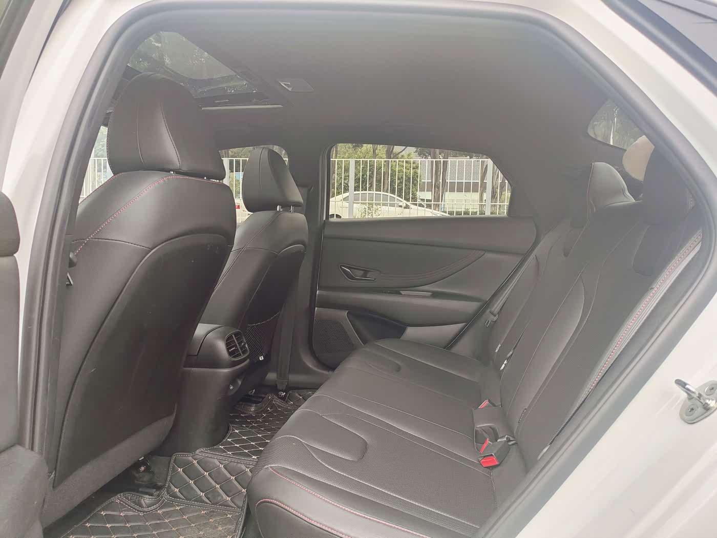 Hyundai Elantra 1.4 л 2023 г. Белый, пробег 37000 км