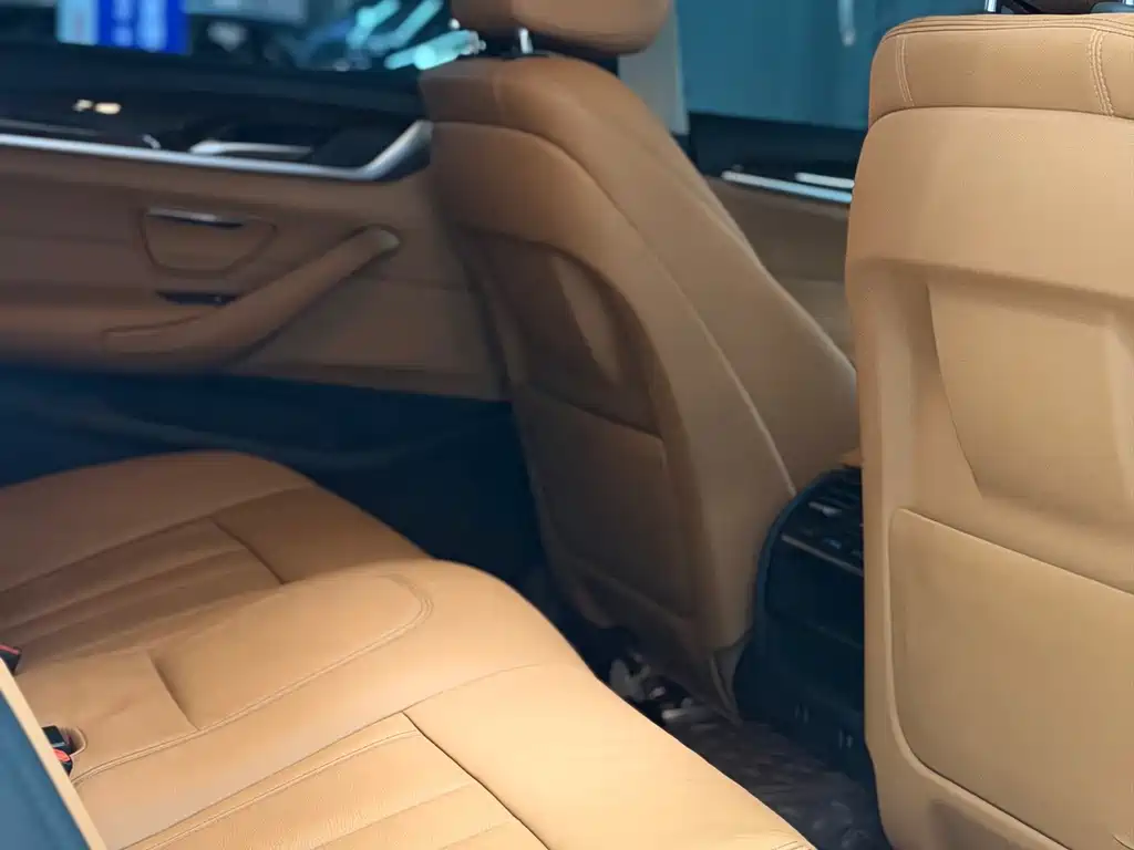 BMW 5 Series — миниатюра 10