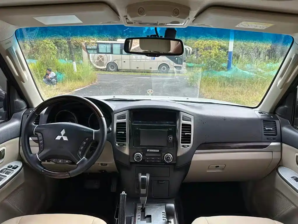 Mitsubishi Pajero (Import) — миниатюра 4