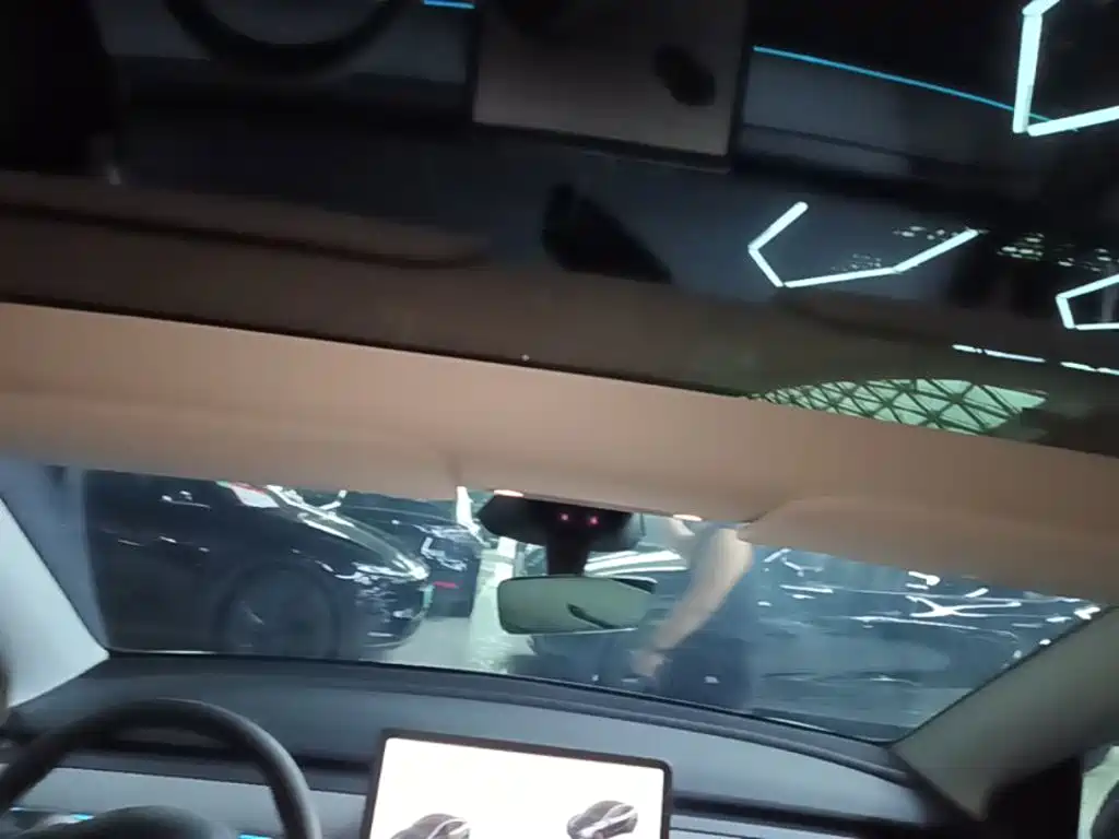 Tesla Model Y — миниатюра 18
