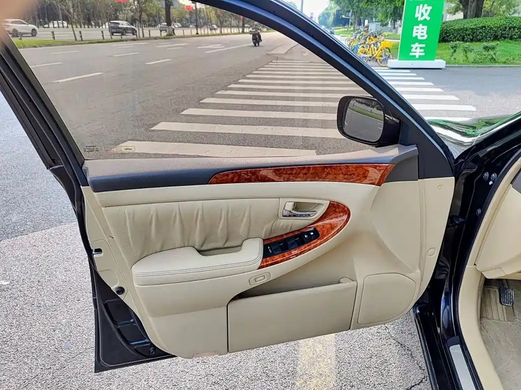 Toyota Crown — миниатюра 6