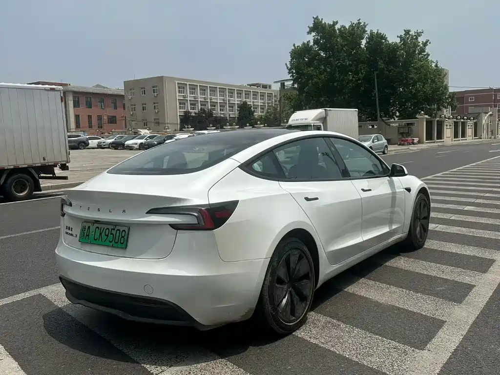 Tesla Model 3 — миниатюра 8
