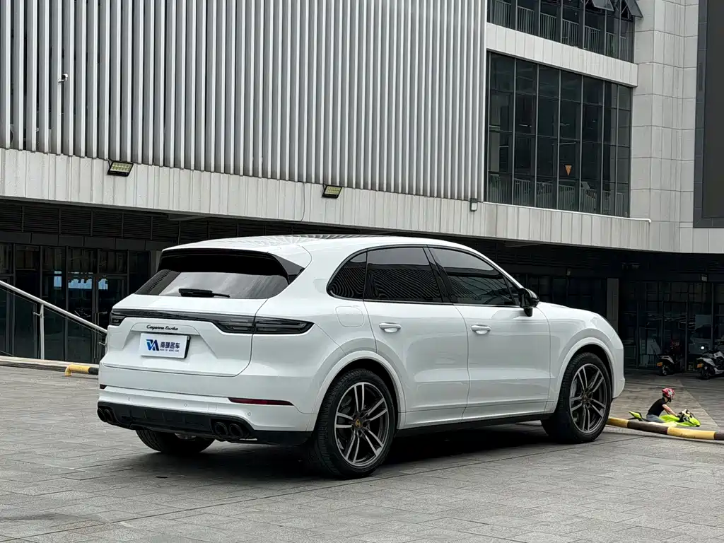 Porsche Cayenne — миниатюра 5
