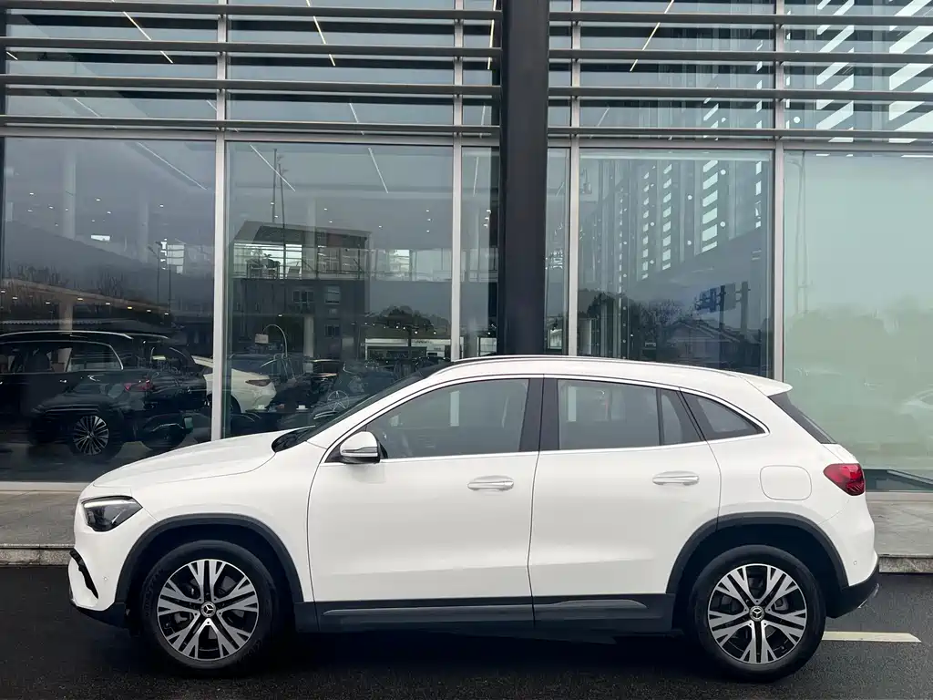 MERCEDES-BENZ GLA