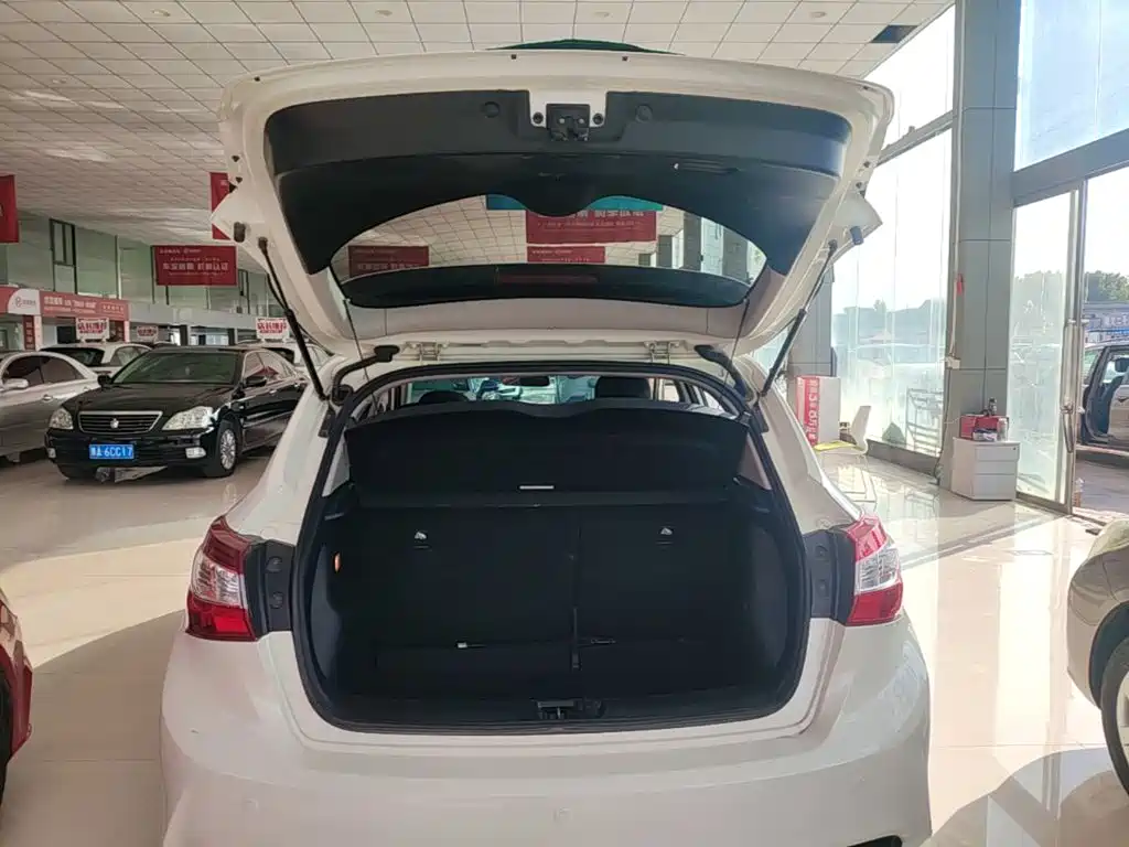 Nissan Tiida — миниатюра 19