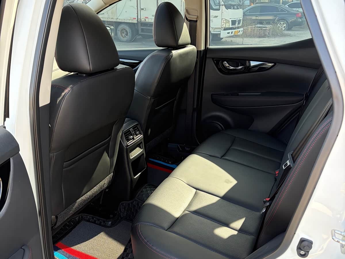 Nissan Qashqai 2.0 л 2023 г. Белый, пробег 10000 км
