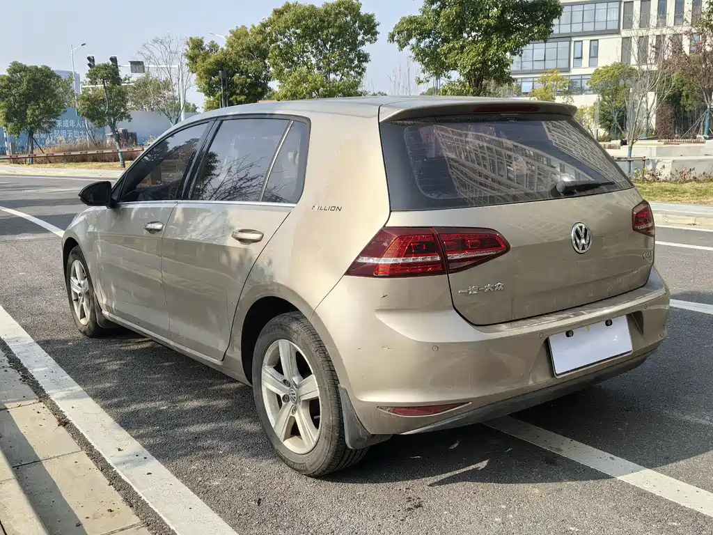 VOLKSWAGEN GOLF