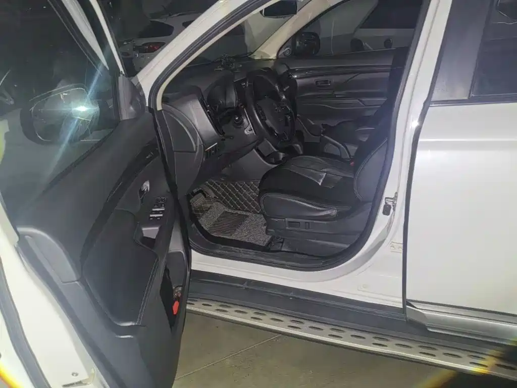 Mitsubishi Outlander — миниатюра 18