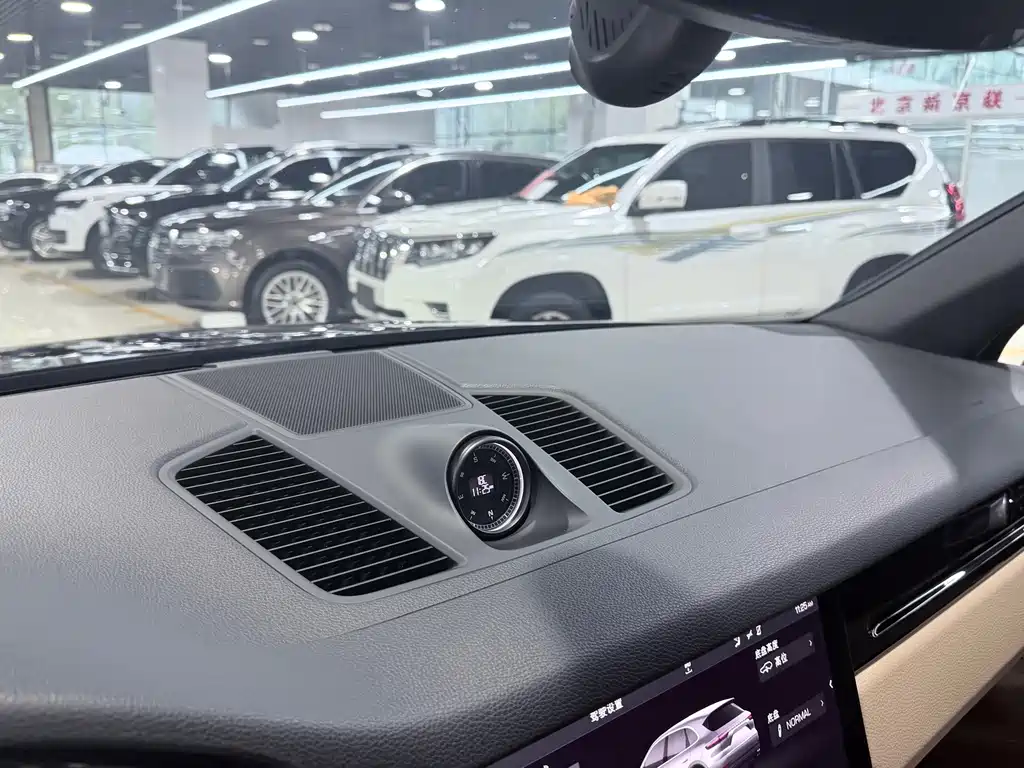 Porsche Cayenne — миниатюра 6