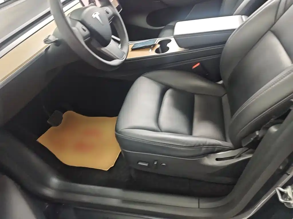 Tesla Model Y — миниатюра 15