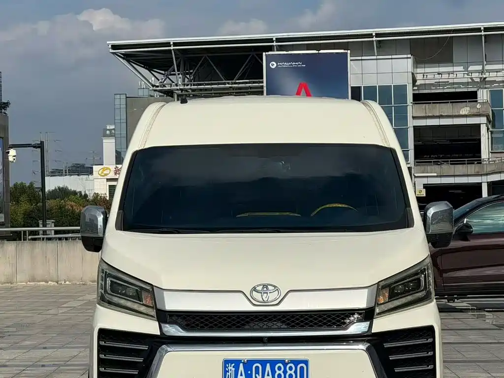 Toyota Hiace — миниатюра 2