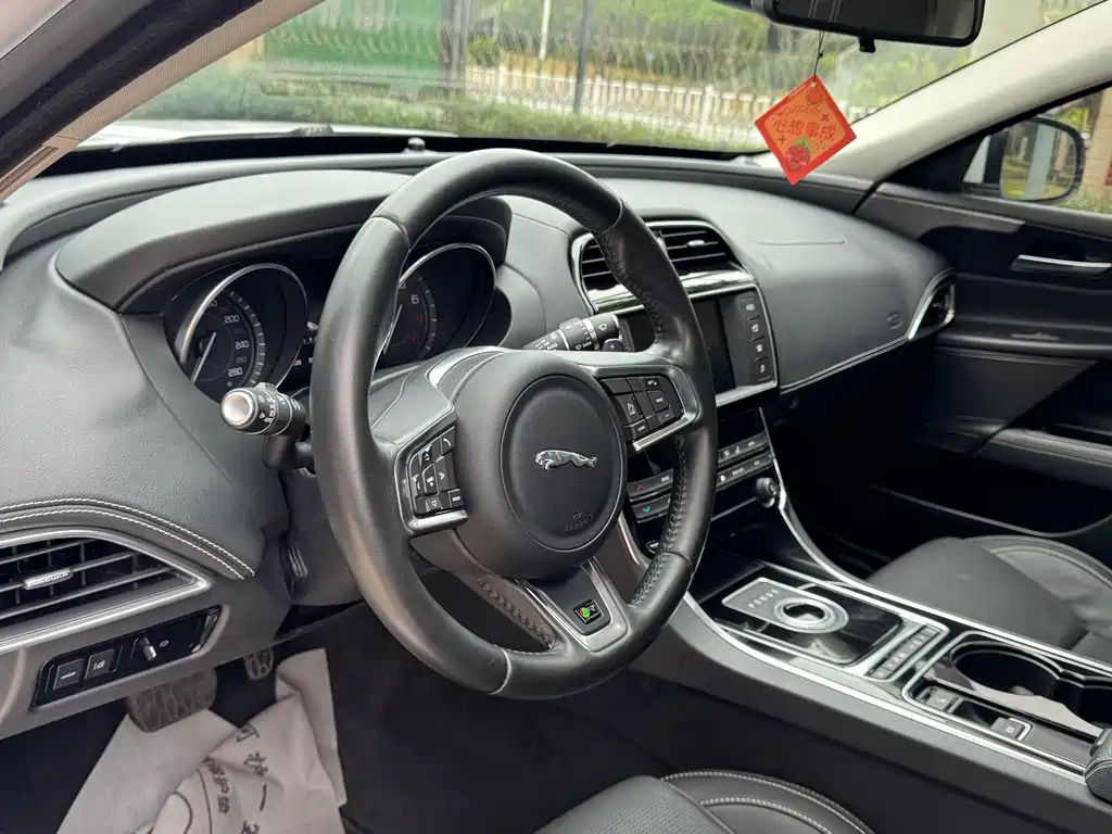 Jaguar XE — миниатюра 11