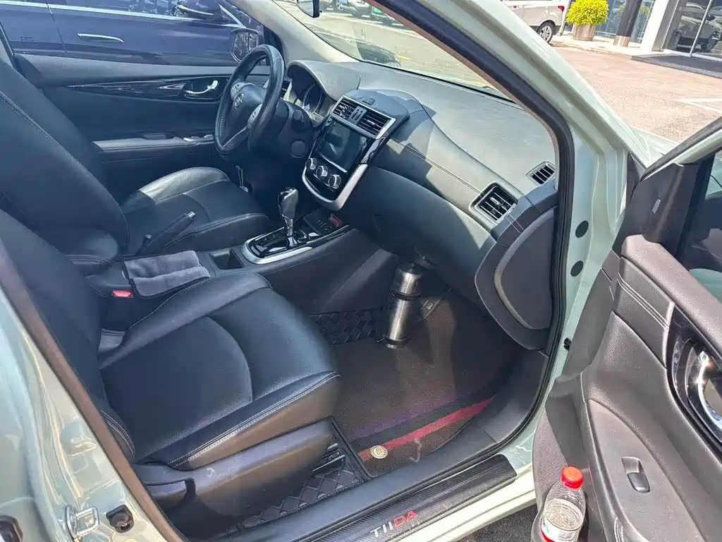 Nissan Tiida — миниатюра 7
