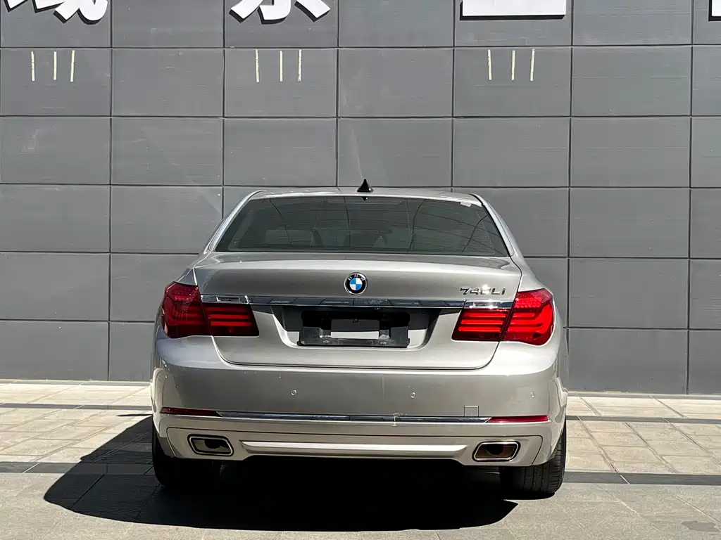 BMW 7 Series — миниатюра 8