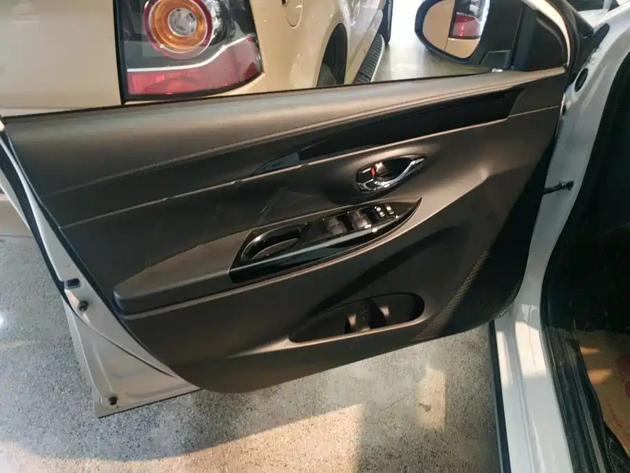 Toyota Yaris L — миниатюра 7