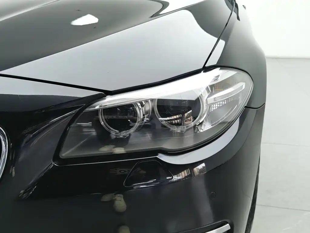 BMW 5 Series — миниатюра 7