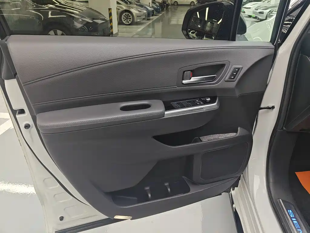 Toyota Sienna — миниатюра 8