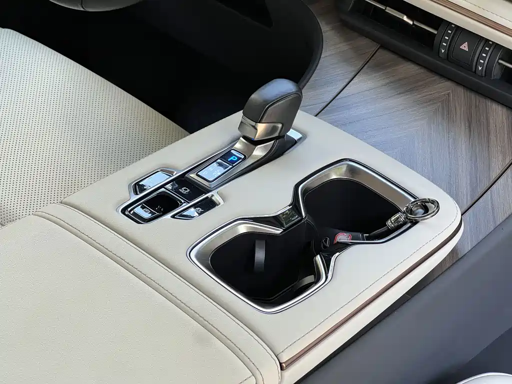 Lexus LM — миниатюра 15