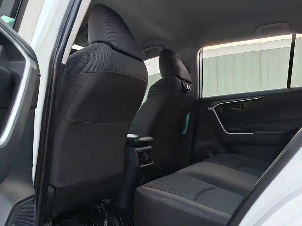 Toyota RAV4 — миниатюра 8