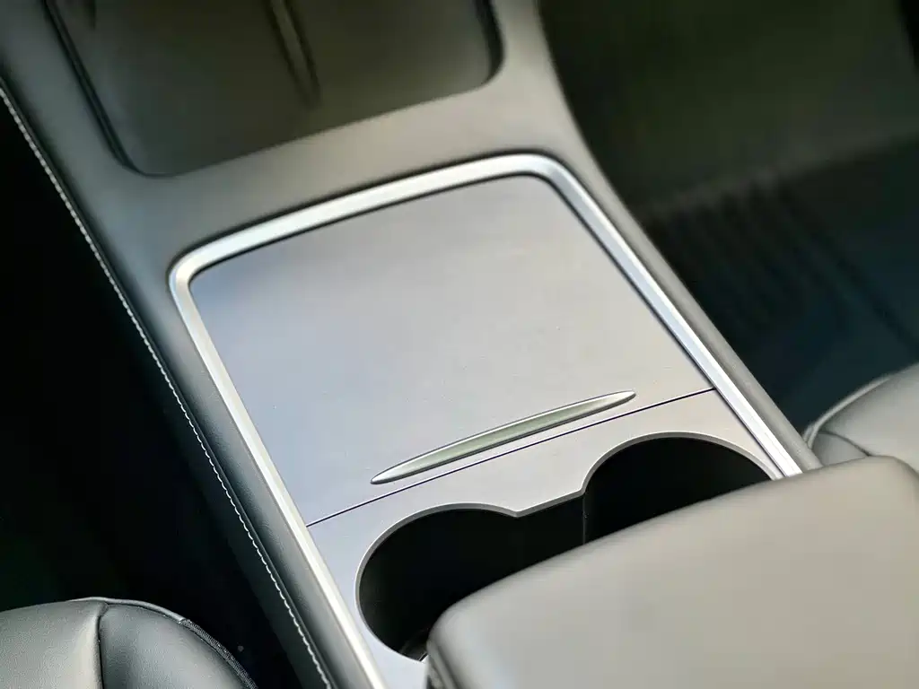 Tesla Model Y — миниатюра 8
