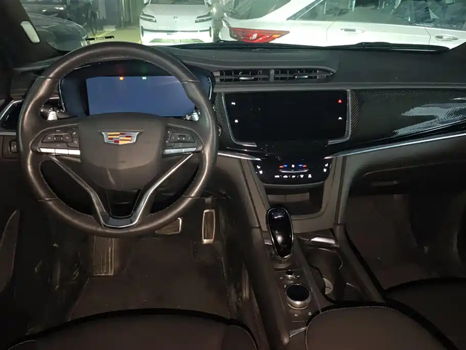 CADILLAC XT6