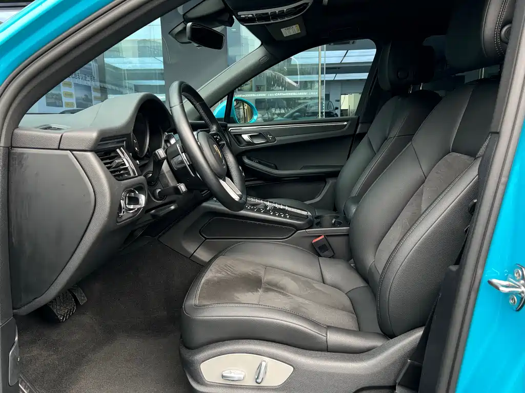 PORSCHE MACAN