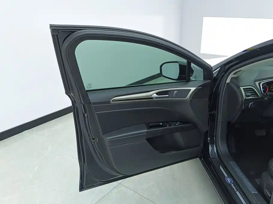 Ford Mondeo — миниатюра 7