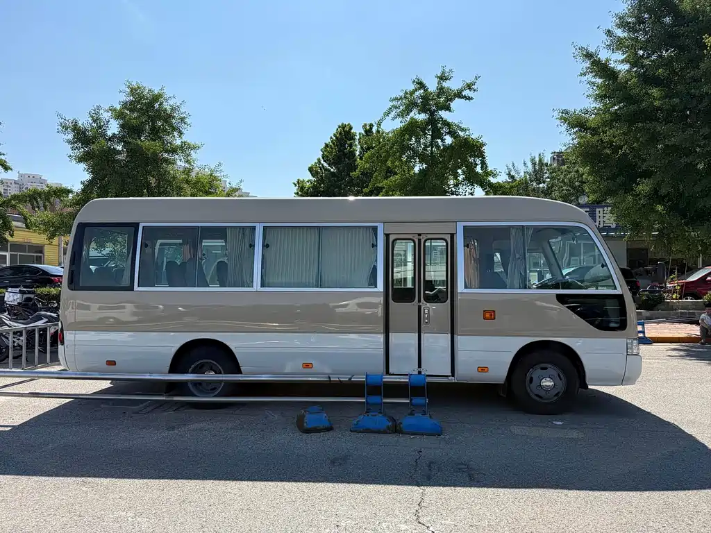 Toyota Coaster — миниатюра 5