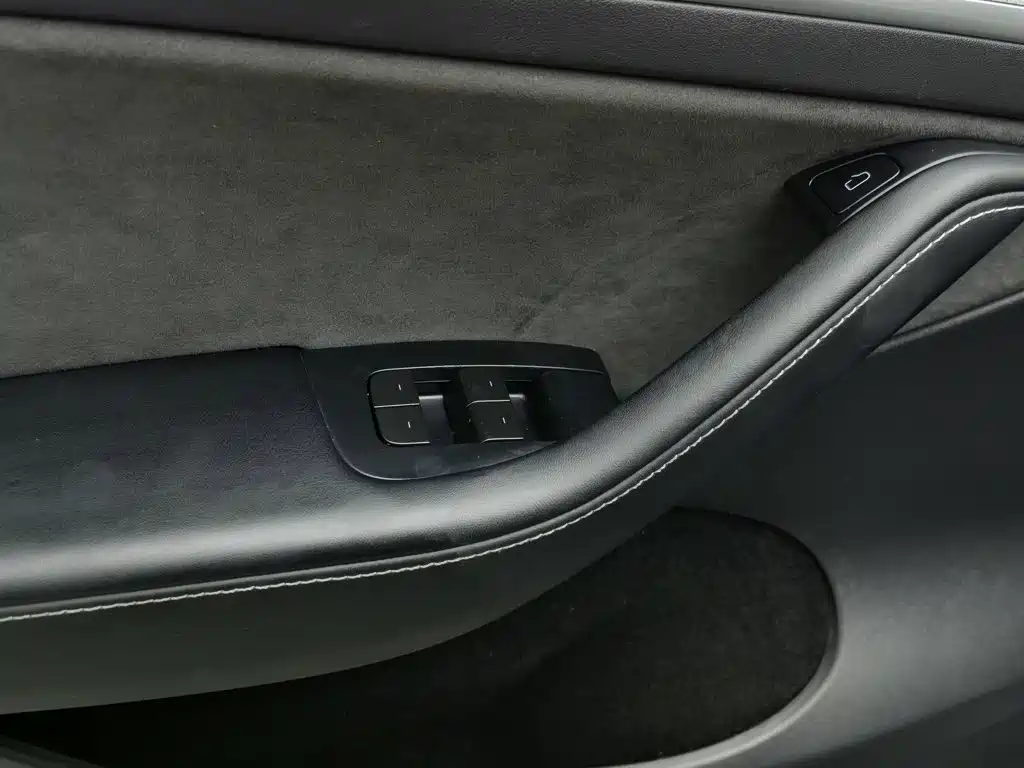 Tesla Model Y — миниатюра 9