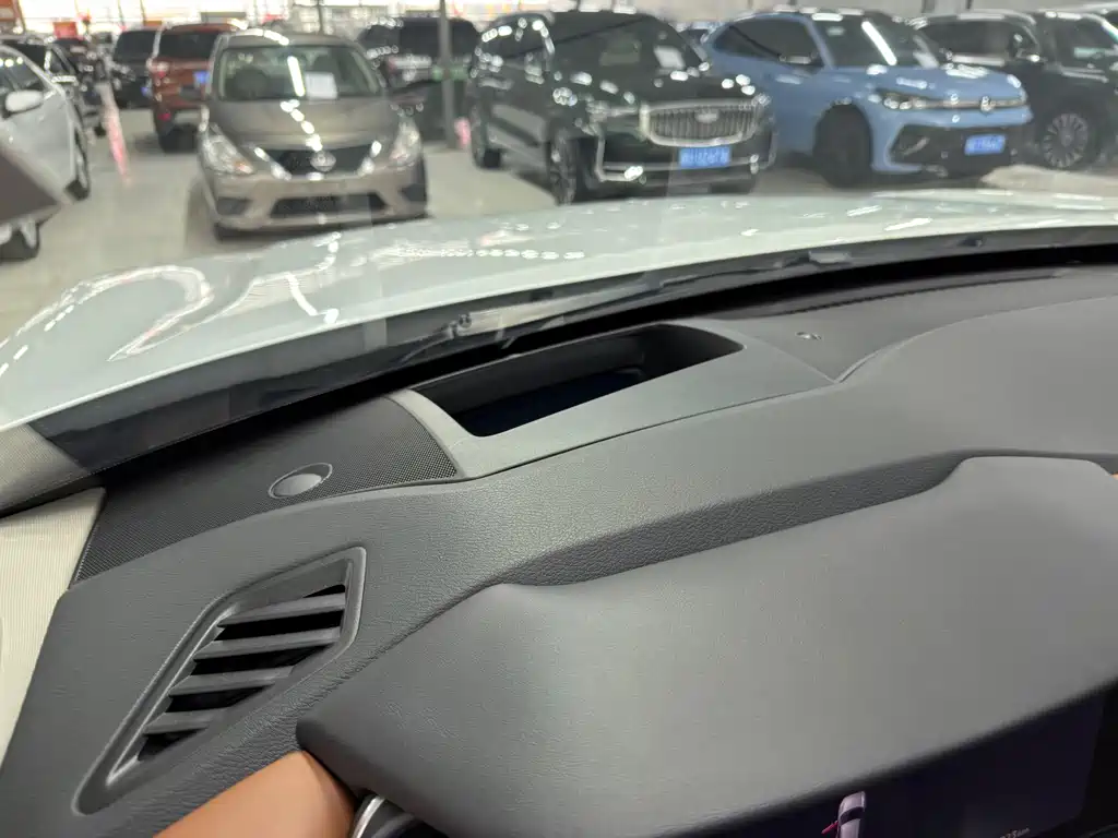 NISSAN EXPLORING THE LAND