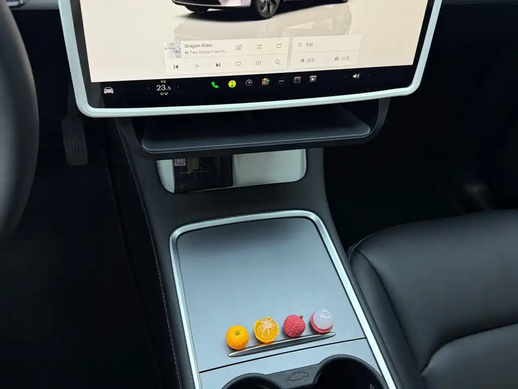 Tesla Model Y — миниатюра 7