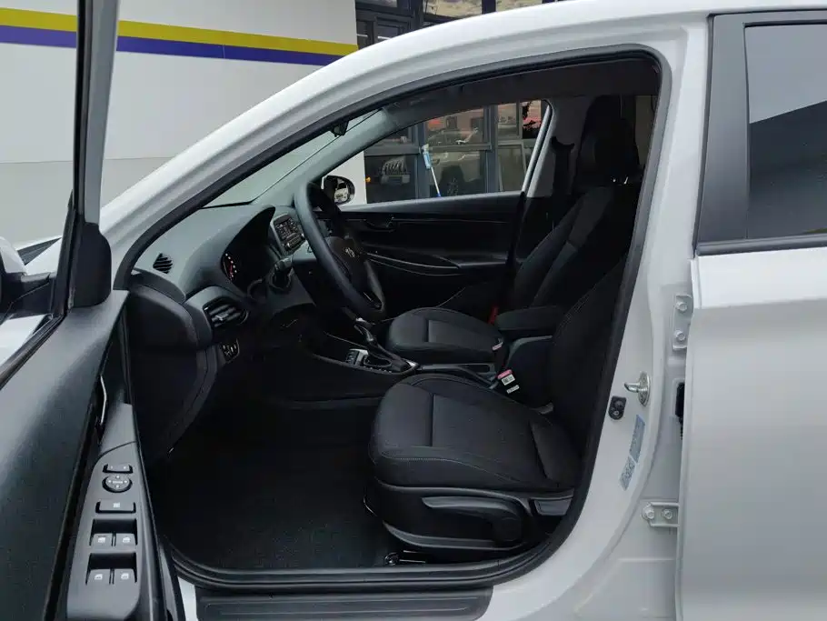 Hyundai Elantra — миниатюра 9