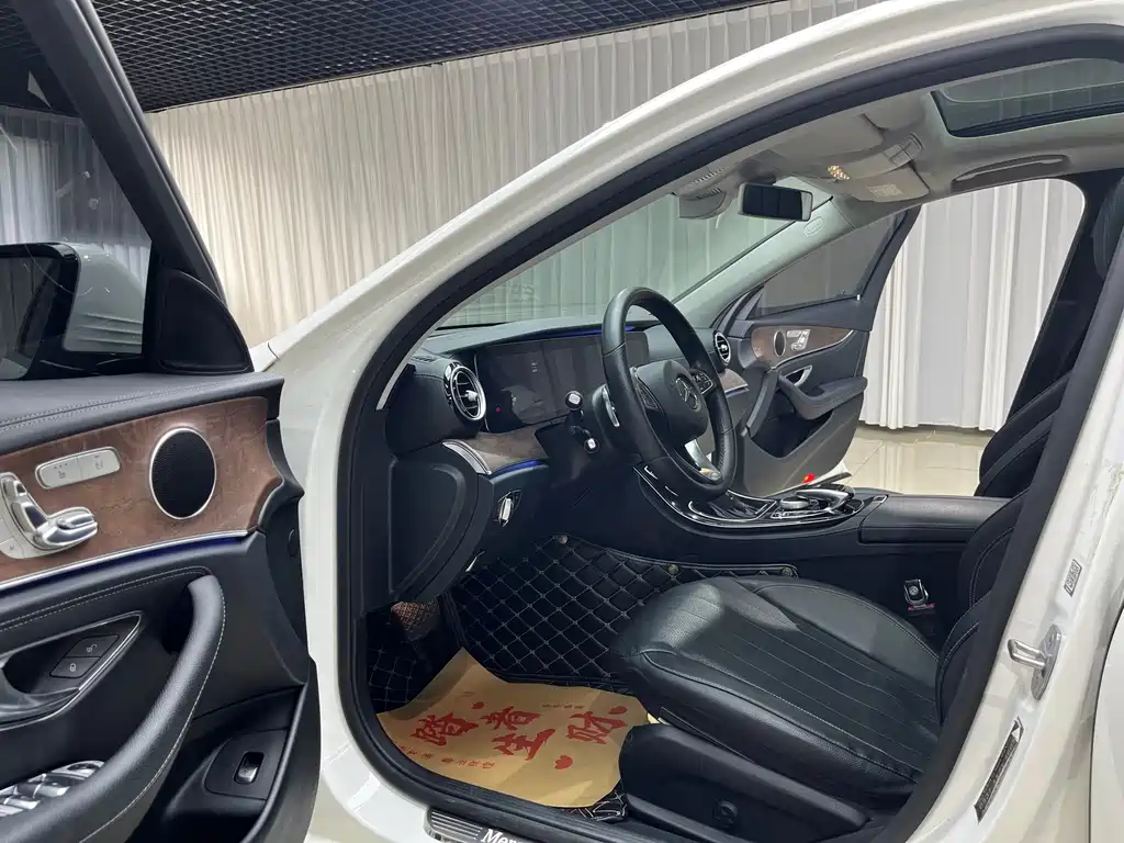 Mercedes-Benz E-Class — миниатюра 9