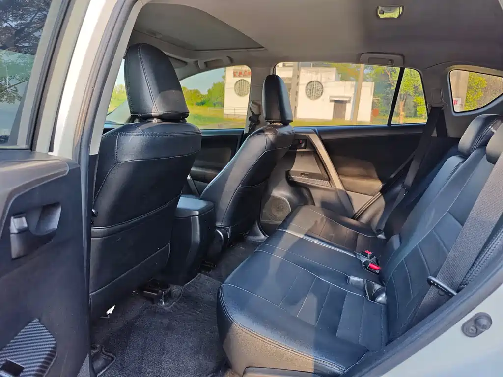 Toyota RAV4 — миниатюра 6