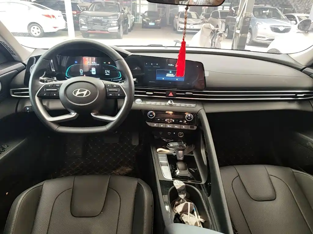 Hyundai Elantra — миниатюра 10