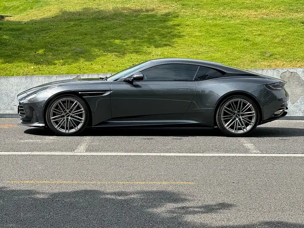 Aston Martin DB12 — миниатюра 9